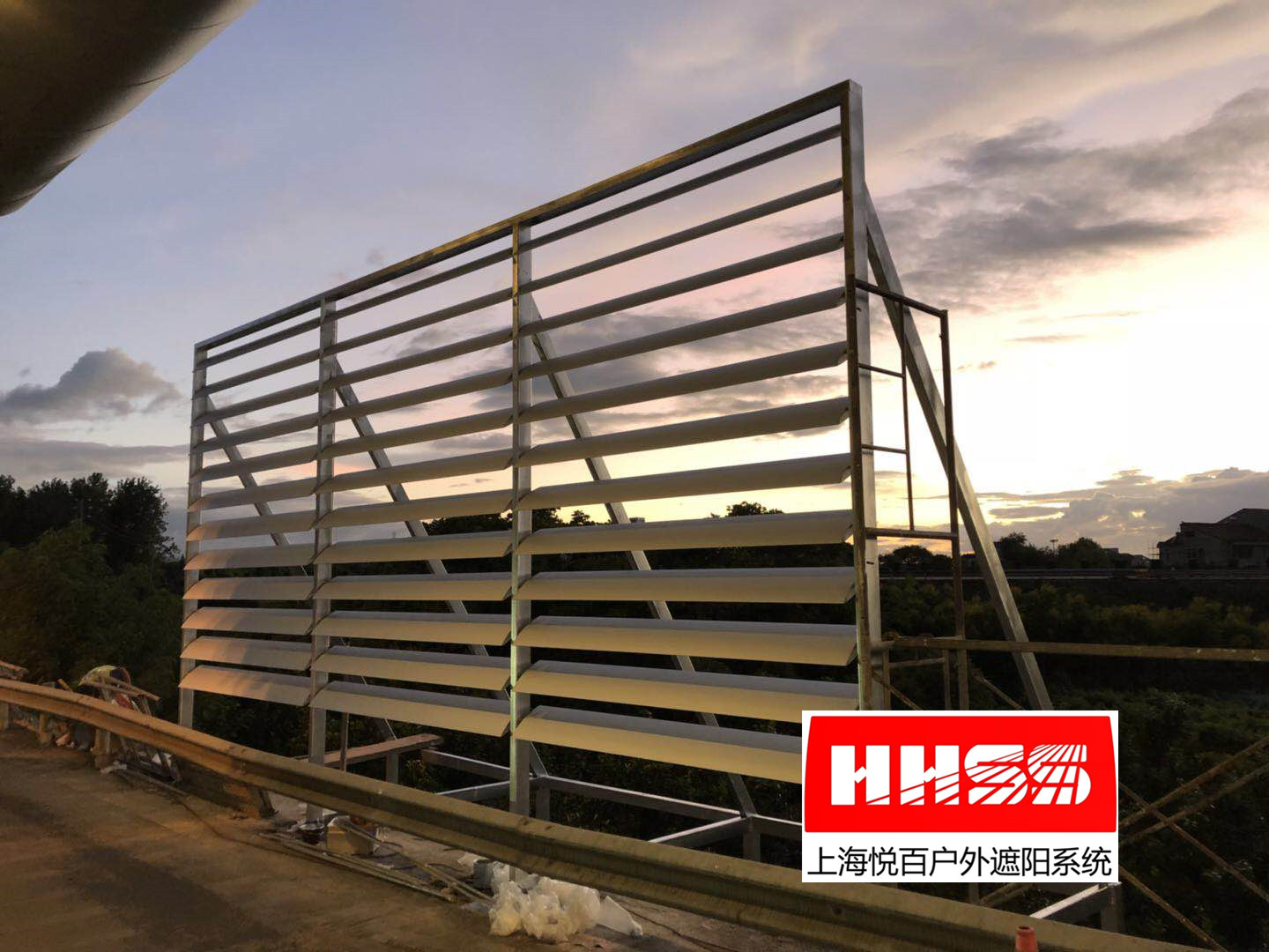 67梭形遮阳板百叶在高速公路收费站上的应用 - 上海悦百遮阳技术
